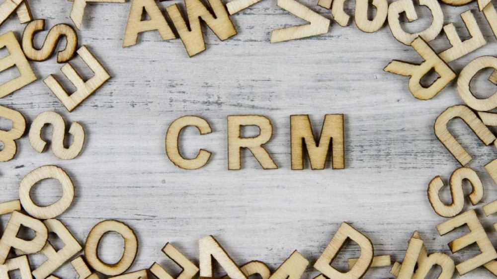 AI重塑CRM：騰訊企點(diǎn)精進(jìn)不止，紛享銷客折騰不息